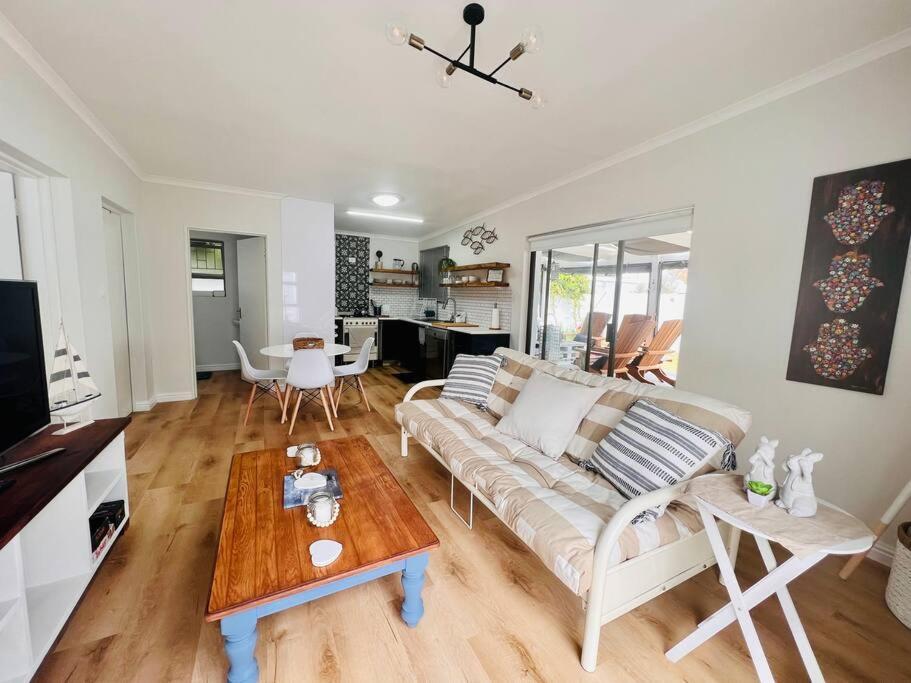 Adorable 2 Bedroom Cottage With Spacious Veranda Hermanus Exterior foto